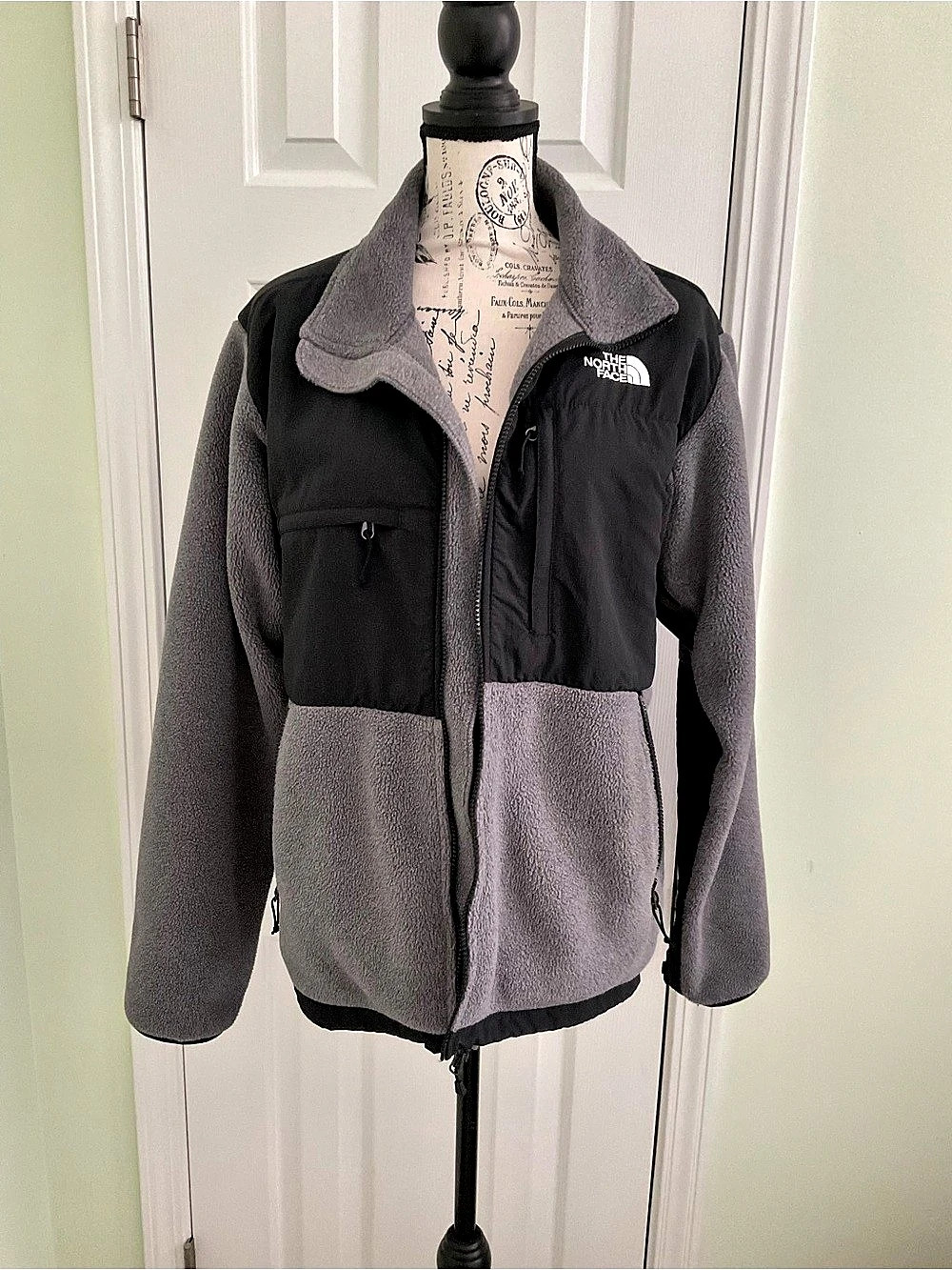 The North Face Retro Denali Jacket Gray & Black Medium